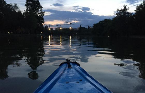 Caiac pe lac - Vaslim pentru a darui!