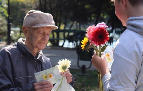 Îmi dăruiesc ziua bătrânilor care se luptă cu singurătatea