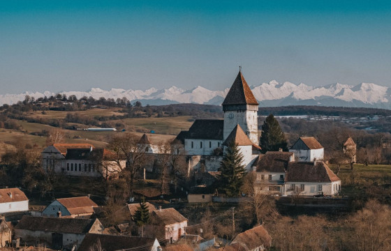 Cărămidă peste cărămidă pentru Hosman