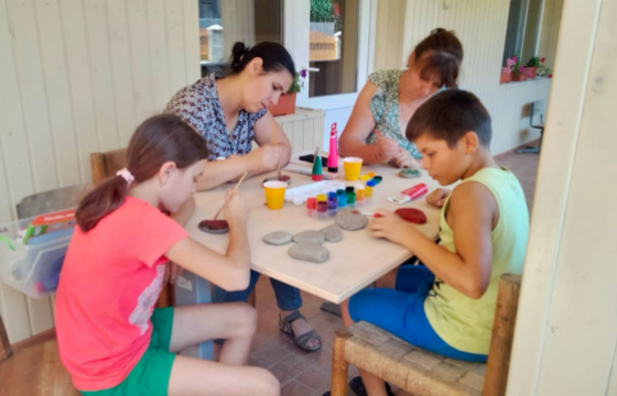 Casa, masă și z&acirc;mbete pentru copii